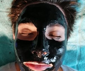 Černá slupovaci maska s aktivním uhlím na mastnou plet